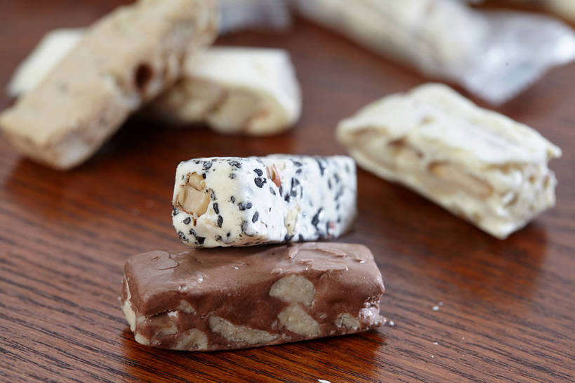 无人,横图,俯视,室内,特写,白天,餐桌,桌子,餐具,许多,朦胧,模糊,包装,包装纸,碟子,盘,纸,食品,糖,糖果,甜点,甜品,棕色,纸张,很多,食物,一个,白色,盘子,碟,甜食,单个,餐台,包装材料,牛轧糖,鸟结糖,纽结糖,彩图,高角度拍摄,shjb1