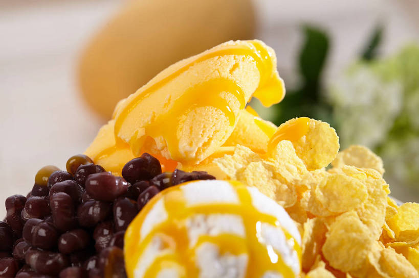 点心,无人,横图,俯视,室内,特写,白天,植物,餐桌,桌子,芒果,豆,水果,叶子,玻璃,朦胧,模糊,新鲜,盛开,豆类,豆子,玉米片,调料,红豆,酱料,酱汁,生食,佐料,冰激凌,果实,绿叶,调味品,清凉,调味料,花蕾,酱,玻璃制品,花,花瓣,花朵,鲜花,一个,容器,碗,快餐,冷饮,零食,花苞,花蕊,舒服,嫩叶,冰淇淋,有机食品,绿色食品,单个,餐台,储藏,解暑,储存,解渴,雪糕,垃圾食品,赤豆,豆科,舒爽,冰糕,消暑,红小豆,叶,叶片,望果,蜜望,檬果,闷果,漭果,杧果,庵波罗果,彩图,高角度拍摄,芒果冰淇淋,贮存,小豆,shjb1