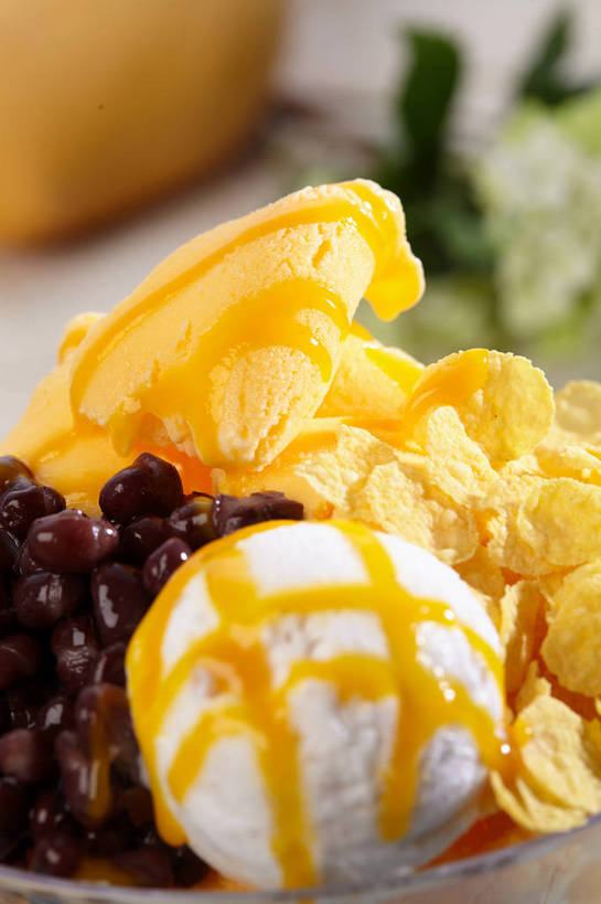 点心,无人,竖图,俯视,室内,特写,白天,植物,餐桌,桌子,芒果,豆,水果,叶子,玻璃,朦胧,模糊,新鲜,盛开,豆类,豆子,玉米片,调料,红豆,酱料,酱汁,生食,佐料,冰激凌,果实,绿叶,调味品,清凉,调味料,花蕾,酱,玻璃制品,花,花瓣,花朵,鲜花,一个,容器,碗,快餐,冷饮,零食,花苞,花蕊,舒服,嫩叶,冰淇淋,有机食品,绿色食品,单个,餐台,储藏,解暑,储存,解渴,雪糕,垃圾食品,赤豆,豆科,舒爽,冰糕,消暑,红小豆,叶,叶片,望果,蜜望,檬果,闷果,漭果,杧果,庵波罗果,彩图,高角度拍摄,芒果冰淇淋,贮存,小豆,shjb1