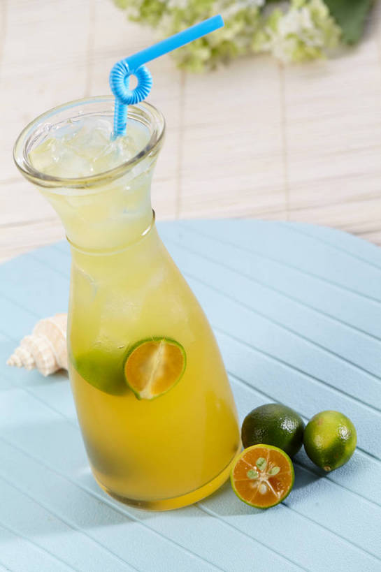 果汁,无人,竖图,俯视,室内,特写,白天,餐桌,桌子,柠檬,杯子,贝壳,水果,叶子,许多,切开,朦胧,模糊,漂浮,新鲜,盛开,冰,生食,冰块,食品,果实,绿叶,杯垫,饮品,很多,一杯,花蕾,冷冻,玻璃制品,花,花瓣,花朵,鲜花,食物,饮料,一个,蓝色,水杯,垫子,花苞,花蕊,切,嫩叶,寒冷,有机食品,绿色食品,冷藏,单个,餐台,青柠,漂流,莱姆,冰冷,可口,剖面,青柠汁,切面,保鲜,流浪,流落,流散,漂泊,飘泊,飘流,适口,叶,叶片,贝类外壳,海螺壳,软体动物外壳,玻璃杯,益母果,柠果,彩图,高角度拍摄,莱檬,shjb1