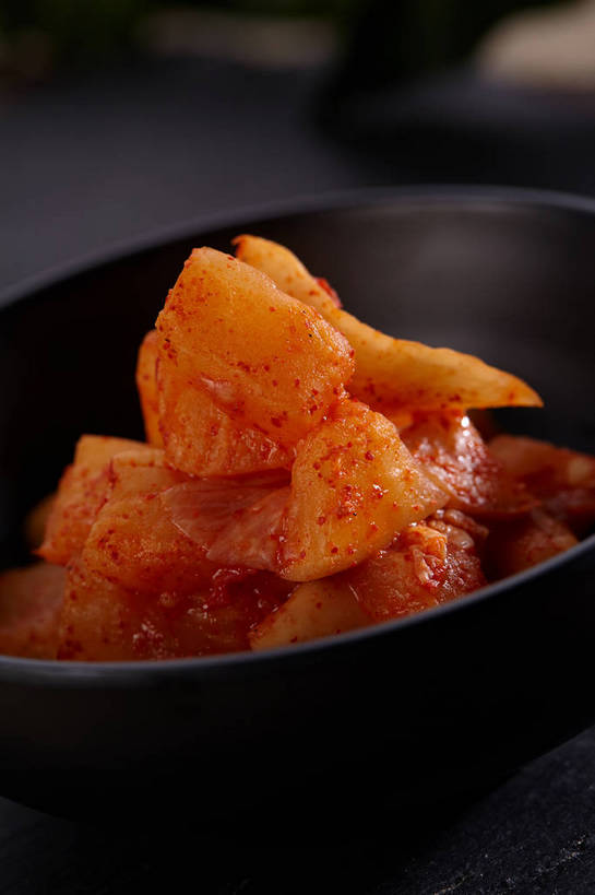 无人,竖图,俯视,室内,特写,白天,餐桌,桌子,萝卜,白萝卜,蔬菜,一堆,许多,堆叠,堆积,朦胧,模糊,新鲜,陶瓷,调料,酱料,酱汁,佐料,食品,陶瓷制品,调味品,很多,调味料,酱菜,酱,食物,腌制,一个,红色,黑色,容器,碗,有机食品,绿色食品,单个,餐台,储藏,堆,储存,腌渍,莱菔,彩图,高角度拍摄,贮存,酱萝卜,shjb1