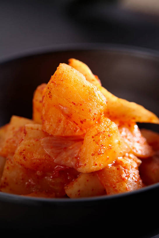 无人,竖图,俯视,室内,特写,白天,餐桌,桌子,萝卜,白萝卜,蔬菜,一堆,许多,堆叠,堆积,朦胧,模糊,新鲜,陶瓷,调料,酱料,酱汁,佐料,食品,陶瓷制品,调味品,很多,调味料,酱菜,酱,食物,腌制,一个,红色,黑色,容器,碗,有机食品,绿色食品,单个,餐台,储藏,堆,储存,腌渍,莱菔,彩图,高角度拍摄,贮存,酱萝卜,shjb1