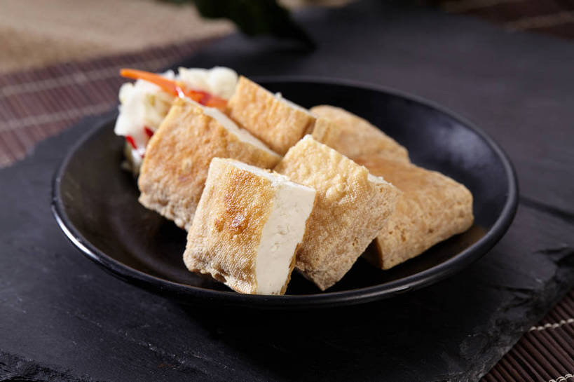 豆腐,无人,横图,俯视,室内,特写,白天,餐桌,桌子,萝卜,白萝卜,蔬菜,餐具,一排,许多,切开,朦胧,模糊,新鲜,整齐,碟子,盘,食品,很多,酱菜,豆腐干,食物,腌制,排列,一个,白色,黑色,盘子,碟,切,有机食品,绿色食品,单个,餐台,豆干,豆制品,队列,剖面,腌渍,切面,莱菔,彩图,高角度拍摄,干子,素火腿,shjb1