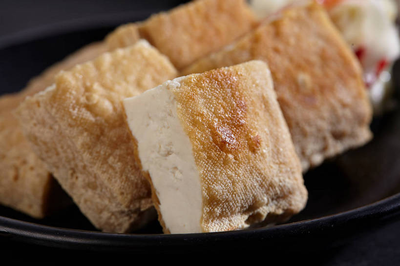 豆腐,无人,横图,俯视,室内,特写,白天,餐桌,桌子,萝卜,白萝卜,蔬菜,餐具,一排,许多,切开,朦胧,模糊,新鲜,整齐,碟子,盘,食品,很多,酱菜,豆腐干,食物,腌制,排列,一个,白色,黑色,盘子,碟,切,有机食品,绿色食品,单个,餐台,豆干,豆制品,队列,剖面,腌渍,切面,莱菔,彩图,高角度拍摄,干子,素火腿,shjb1