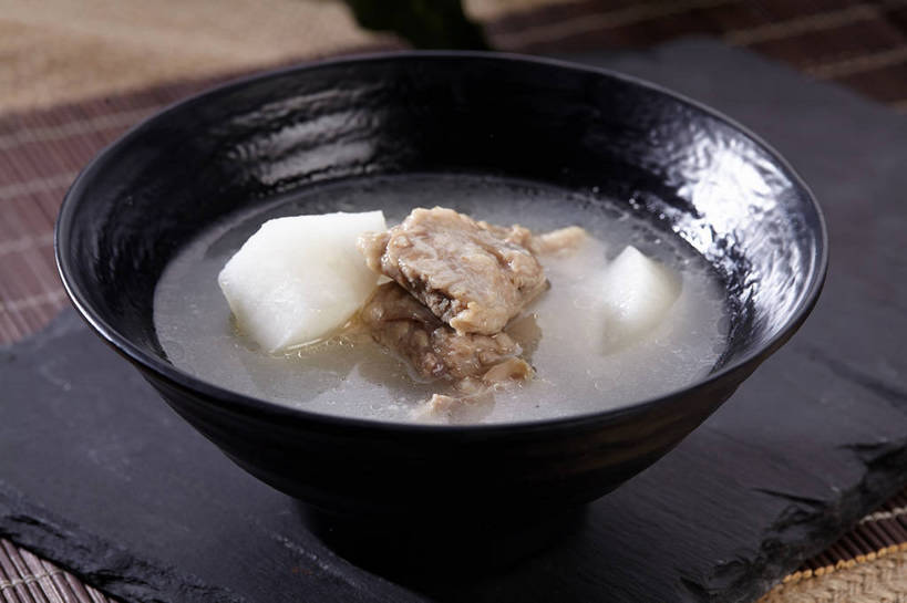 骨骼,无人,横图,俯视,室内,特写,白天,烹饪,中餐,餐桌,桌子,萝卜,白萝卜,蔬菜,新鲜,陶瓷,排骨,肉,汤,料理,食品,杯垫,陶瓷制品,骨头,猪肉,菜肴,美食,肉类,食物,一个,白色,黑色,容器,垫子,碗,中式,佳肴,有机食品,绿色食品,单个,餐台,中华料理,储藏,骨架,储存,小排,肉食,豚肉,莱菔,彩图,高角度拍摄,排骨汤,贮存,shjb1,白萝卜排骨汤