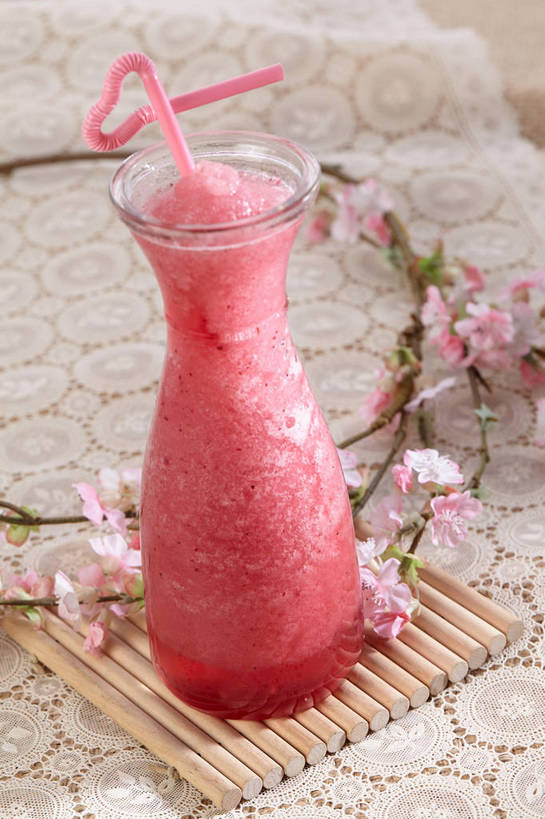 无人,竖图,俯视,室内,特写,白天,餐桌,桌子,一根,一块,盛开,塑料,冰,枝条,杯垫,冰沙,一杯,清凉,花蕾,冷冻,玻璃制品,花,花瓣,花朵,鲜花,树枝,一个,粉色,红色,玻璃瓶,瓶子,塑料制品,吸管,垫子,冷饮,花苞,花蕊,舒服,寒冷,冷藏,单个,餐台,解暑,空心,解渴,舒爽,饮管,消暑,保鲜,虬枝,枝杈,彩图,高角度拍摄,圆柱状,沐昔,思沐昔,shjb1