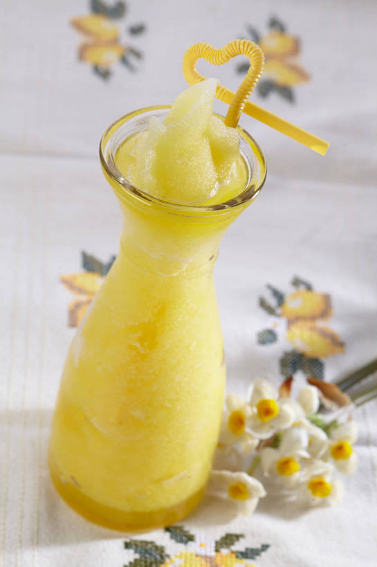 无人,竖图,俯视,室内,特写,白天,爱情,陶醉,餐桌,桌子,水仙花,芒果,杯子,一根,盛开,纹路,布料,纹理,塑料,冰,冰沙,一杯,清凉,花蕾,布纹,冷冻,玻璃制品,桌布,花,花瓣,花朵,鲜花,一个,黄色,餐巾,水杯,塑料制品,吸管,台布,冷饮,花苞,花蕊,舒服,寒冷,冷藏,单个,餐台,解暑,空心,解渴,记忆,舒爽,肌理,金盏银台,玉玲珑,女史花,雅蒜,天蒜,饮管,消暑,保鲜,敬意,自恋,凌波仙子,水仙,天葱,玻璃杯,望果,蜜望,檬果,闷果,漭果,杧果,庵波罗果,餐桌布,彩图,高角度拍摄,圆柱状,芒果冰沙,沐昔,思沐昔,shjb1