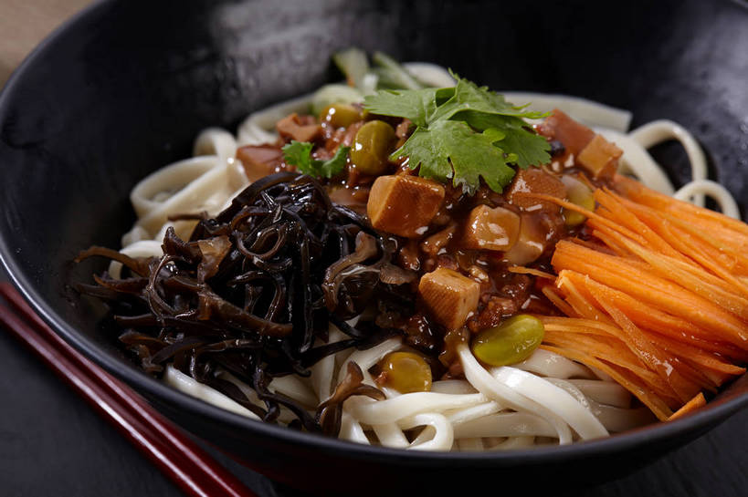 面食,面条,无人,横图,俯视,室内,特写,白天,烹饪,中餐,植物,餐桌,筷子,桌子,豆,大豆,萝卜,胡萝卜,蔬菜,餐具,叶子,一堆,一双,许多,堆叠,堆积,新鲜,陶瓷,豆类,豆子,菌菇,毛豆,香菜,面,料理,食品,绿叶,陶瓷制品,很多,菌类,文化,传统,木耳,菜肴,美食,食物,一个,黑色,容器,碗,中式,嫩叶,食用菌,佳肴,有机食品,绿色食品,单个,餐台,中华料理,储藏,堆,礼节,黑木耳,真菌,储存,拌面,黄萝卜,番萝卜,礼仪,豆科,胡菜,香荽,原荽,园荽,芫荽,枝豆,胡荽,莞荽,芫茜,芫蓿,莚葛草,莚荽菜,光木耳,叶,叶片,进餐用具,黄豆,红萝卜,甘荀,彩图,高角度拍摄,丁香萝卜,胡芦菔金,金笋,贮存,shjb1