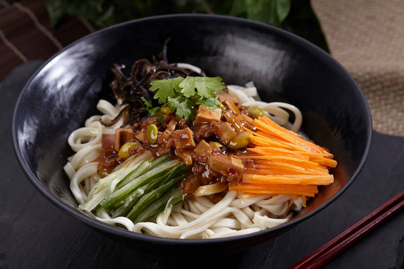 面食,面条,无人,横图,俯视,室内,特写,白天,烹饪,中餐,植物,餐桌,筷子,桌子,豆,大豆,萝卜,胡萝卜,黄瓜,蔬菜,餐具,叶子,一堆,一双,许多,堆叠,堆积,新鲜,陶瓷,豆类,豆子,菌菇,毛豆,香菜,面,料理,食品,绿叶,陶瓷制品,很多,菌类,文化,传统,木耳,菜肴,美食,食物,一个,黑色,容器,碗,中式,嫩叶,食用菌,佳肴,有机食品,绿色食品,单个,餐台,中华料理,储藏,堆,礼节,黑木耳,真菌,储存,拌面,黄萝卜,番萝卜,礼仪,豆科,胡菜,香荽,原荽,园荽,芫荽,枝豆,胡荽,莞荽,芫茜,芫蓿,莚葛草,莚荽菜,光木耳,叶,叶片,进餐用具,青瓜,黄豆,胡瓜,红萝卜,甘荀,彩图,高角度拍摄,丁香萝卜,胡芦菔金,金笋,贮存,shjb1