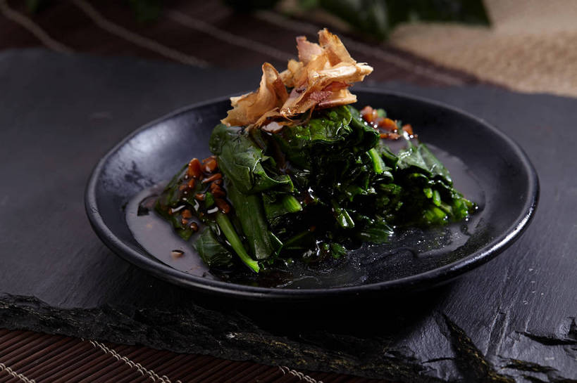 海鲜,无人,横图,俯视,室内,特写,白天,烹饪,中餐,餐桌,桌子,菠菜,蔬菜,餐具,一排,许多,切开,新鲜,整齐,鱼,碟子,盘,调料,酱料,酱汁,佐料,料理,食品,鲣鱼,调味品,很多,调味料,水产,酱,冷盘,菜肴,美食,鱼类,海洋生物,食物,排列,一个,黑色,盘子,碟,切,中式,冷菜,凉菜,佳肴,有机食品,绿色食品,单个,餐台,中华料理,堆,队列,水生动物,海产品,水生物,剖面,海底动物,切面,小金枪鱼,炸弹鱼,鹦鹉菜,鼠根菜,角菜,红嘴绿鹦哥,赤根菜,菠薐菜,波斯草,彩图,高角度拍摄,柴鱼片,木鱼花,shjb1,木鱼花菠菜