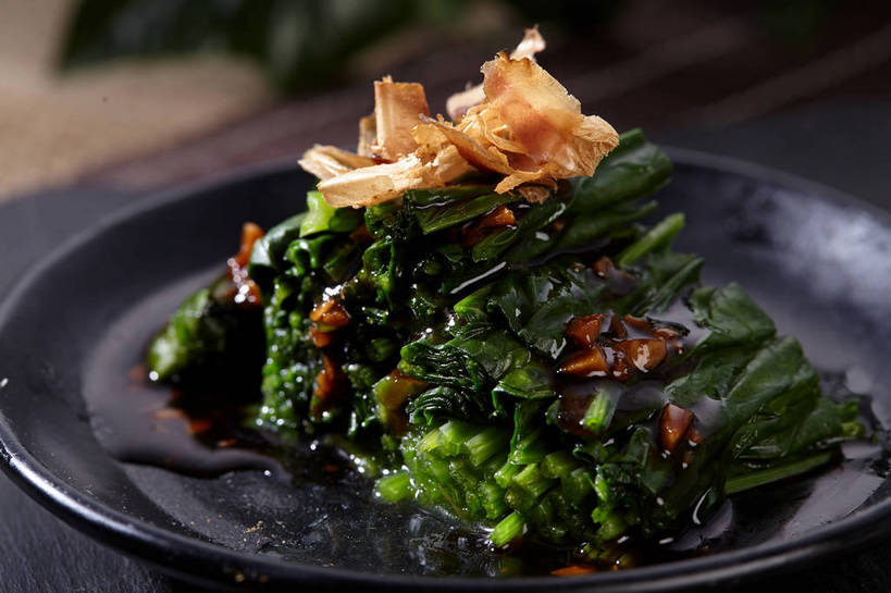 海鲜,无人,横图,俯视,室内,特写,白天,烹饪,中餐,餐桌,桌子,菠菜,蔬菜,餐具,一排,许多,切开,新鲜,整齐,鱼,碟子,盘,调料,酱料,酱汁,佐料,料理,食品,鲣鱼,调味品,很多,调味料,水产,酱,冷盘,菜肴,美食,鱼类,海洋生物,食物,排列,一个,黑色,盘子,碟,切,中式,冷菜,凉菜,佳肴,有机食品,绿色食品,单个,餐台,中华料理,堆,队列,水生动物,海产品,水生物,剖面,海底动物,切面,小金枪鱼,炸弹鱼,鹦鹉菜,鼠根菜,角菜,红嘴绿鹦哥,赤根菜,菠薐菜,波斯草,彩图,高角度拍摄,柴鱼片,木鱼花,shjb1,木鱼花菠菜