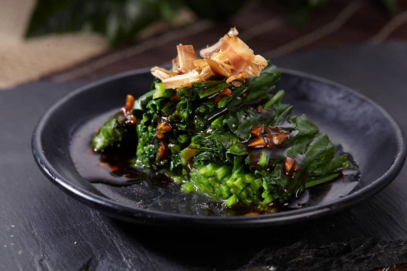 海鲜,无人,横图,俯视,室内,特写,白天,烹饪,中餐,餐桌,桌子,菠菜,蔬菜,餐具,一排,许多,切开,新鲜,整齐,鱼,碟子,盘,调料,酱料,酱汁,佐料,料理,食品,鲣鱼,调味品,很多,调味料,水产,酱,冷盘,菜肴,美食,鱼类,海洋生物,食物,排列,一个,黑色,盘子,碟,切,中式,冷菜,凉菜,佳肴,有机食品,绿色食品,单个,餐台,中华料理,堆,队列,水生动物,海产品,水生物,剖面,海底动物,切面,小金枪鱼,炸弹鱼,鹦鹉菜,鼠根菜,角菜,红嘴绿鹦哥,赤根菜,菠薐菜,波斯草,彩图,高角度拍摄,柴鱼片,木鱼花,shjb1,木鱼花菠菜