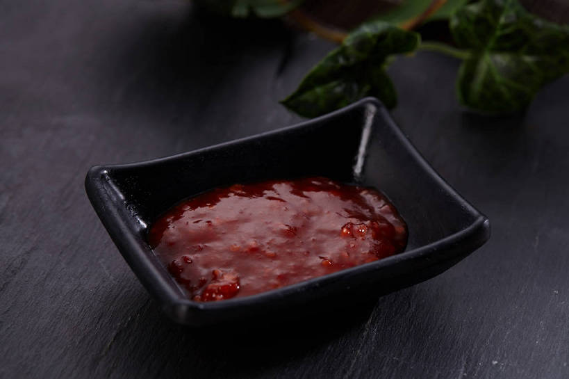 无人,横图,俯视,室内,特写,白天,餐桌,桌子,叶子,陶瓷,调料,酱料,酱汁,佐料,绿叶,陶瓷制品,调味品,调味料,酱,辣酱,一个,红色,黑色,容器,碗,嫩叶,单个,餐台,储藏,辣椒酱,储存,叶,叶片,彩图,高角度拍摄,贮存,shjb1