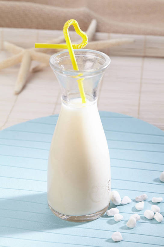 无人,竖图,俯视,室内,特写,白天,石头,餐桌,桌子,海星,一根,阴影,反射,石子,影子,塑料,杯垫,饮品,一杯,营养,海洋生物,玻璃制品,饮料,两个,一个,黄色,蓝色,动物,玻璃瓶,瓶子,塑料制品,吸管,垫子,生物,单个,餐台,空心,豆浆,饮管,安神,棘皮动物门,石块,岩石,星鱼,彩图,高角度拍摄,植物奶,圆柱状,shjb1