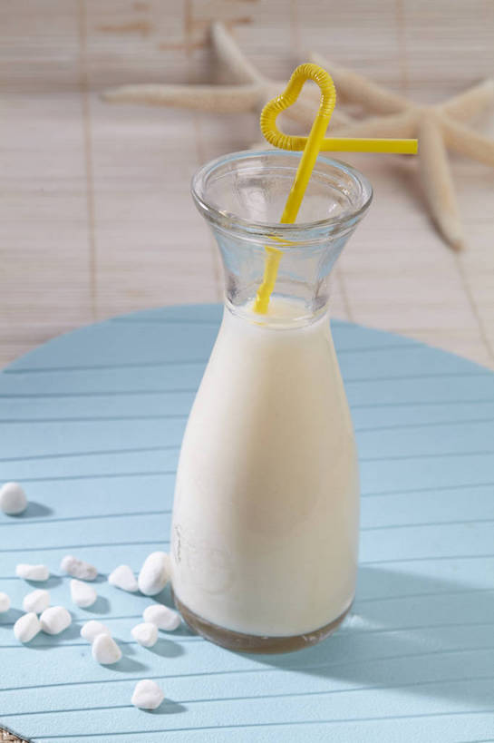 无人,竖图,俯视,室内,特写,白天,石头,餐桌,桌子,海星,一根,阴影,反射,石子,影子,塑料,杯垫,饮品,一杯,营养,海洋生物,玻璃制品,饮料,两个,一个,黄色,蓝色,动物,玻璃瓶,瓶子,塑料制品,吸管,垫子,生物,单个,餐台,空心,豆浆,饮管,安神,棘皮动物门,石块,岩石,星鱼,彩图,高角度拍摄,植物奶,圆柱状,shjb1