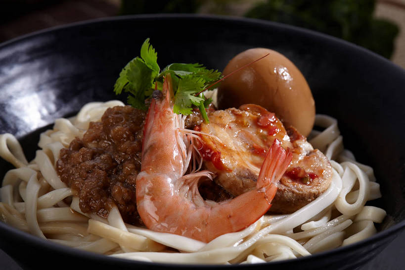 海鲜,面食,面条,无人,横图,俯视,室内,特写,白天,烹饪,中餐,餐桌,筷子,桌子,蔬菜,餐具,叶子,一双,新鲜,陶瓷,香菜,蛋,调料,鸡蛋,酱料,酱汁,面,虾,佐料,料理,食品,绿叶,陶瓷制品,调味品,调味料,文化,传统,卤蛋,水产,酱,菜肴,美食,海洋生物,食物,一个,红色,容器,碗,中式,嫩叶,佳肴,有机食品,绿色食品,对虾,单个,餐台,中华料理,储藏,礼节,储存,水生动物,拌面,海产品,礼仪,水生物,海底动物,胡菜,香荽,原荽,园荽,芫荽,卵,胡荽,莞荽,芫茜,芫蓿,莚葛草,莚荽菜,叶,叶片,进餐用具,彩图,高角度拍摄,鸡卵,鸡子,贮存,shjb1