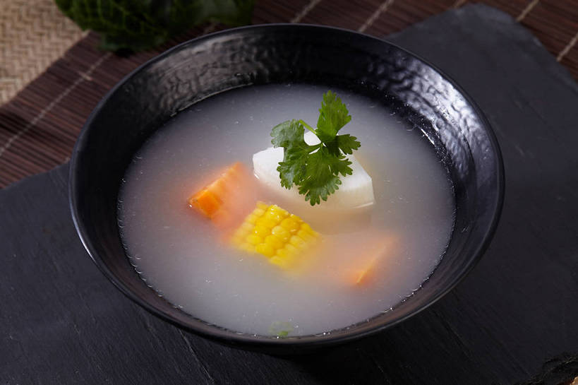 无人,横图,俯视,室内,特写,白天,烹饪,西餐,玉米,餐桌,桌子,萝卜,胡萝卜,白萝卜,蔬菜,叶子,新鲜,棒子,陶瓷,香菜,玉蜀黍,蔬菜汤,汤,料理,食品,绿叶,陶瓷制品,豆苗,菜肴,美食,食物,一个,黄色,红色,白色,黑色,容器,碗,橙色,嫩叶,西式,佳肴,有机食品,绿色食品,单个,餐台,储藏,苞米,储存,苞芦,黄萝卜,番萝卜,豌豆苗,胡菜,香荽,原荽,园荽,芫荽,苞谷,包谷,大蜀黍,番麦,薏米包,玉高粱,玉麦,珍珠米,胡荽,豌豆藤,莞荽,芫茜,芫蓿,莚葛草,莚荽菜,羹汤,叶,叶片,莱菔,红萝卜,甘荀,彩图,高角度拍摄,丁香萝卜,胡芦菔金,金笋,贮存,shjb1,上汤豆苗