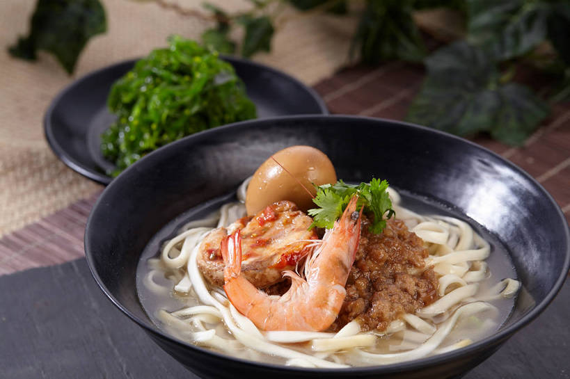 海鲜,面食,面条,无人,横图,俯视,室内,特写,白天,烹饪,中餐,餐桌,桌子,蔬菜,叶子,新鲜,陶瓷,香菜,蛋,调料,鸡蛋,酱料,酱汁,面,虾,佐料,料理,食品,绿叶,陶瓷制品,调味品,调味料,卤蛋,水产,海菜,酱,冷盘,菜肴,美食,海洋生物,食物,两个,一个,红色,黑色,容器,碗,中式,嫩叶,冷菜,凉菜,佳肴,有机食品,绿色食品,对虾,单个,餐台,中华料理,储藏,储存,水生动物,汤面,海产品,水生物,海底动物,胡菜,香荽,原荽,园荽,芫荽,卵,胡荽,莞荽,芫茜,芫蓿,莚葛草,莚荽菜,叶,叶片,彩图,高角度拍摄,鸡卵,鸡子,贮存,shjb1,海菜花