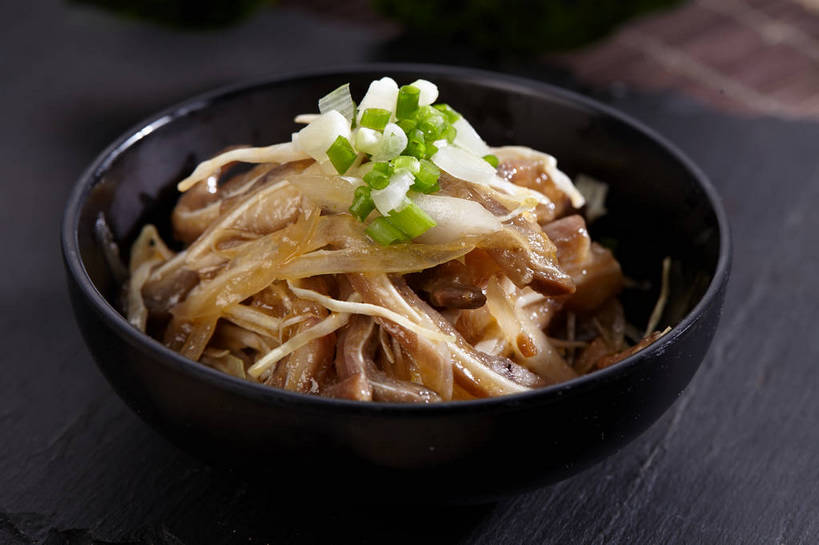 耳朵,无人,横图,俯视,室内,特写,白天,烹饪,中餐,餐桌,桌子,蔬菜,一堆,许多,堆叠,堆积,朦胧,模糊,新鲜,陶瓷,葱,青葱,肉,料理,食品,陶瓷制品,很多,猪肉,冷盘,菜肴,美食,肉类,食物,一个,绿色,黑色,容器,碗,中式,冷菜,猪耳朵,凉菜,佳肴,有机食品,绿色食品,单个,餐台,中华料理,储藏,堆,储存,肉食,豚肉,彩图,高角度拍摄,凉拌猪耳朵,贮存,shjb1