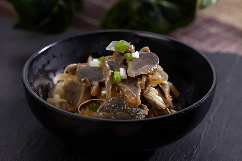 内脏,无人,横图,俯视,室内,特写,白天,烹饪,中餐,餐桌,桌子,蔬菜,一堆,许多,堆叠,堆积,朦胧,模糊,新鲜,陶瓷,葱,青葱,料理,食品,陶瓷制品,很多,冷盘,菜肴,美食,食物,一个,绿色,黑色,容器,碗,中式,冷菜,凉菜,佳肴,有机食品,绿色食品,单个,餐台,中华料理,储藏,堆,储存,彩图,高角度拍摄,贮存,鸭胗,鸭肫,鸭肫肝,shjb1,凉拌鸭胗