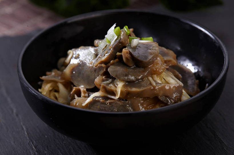 内脏,无人,横图,俯视,室内,特写,白天,烹饪,中餐,餐桌,桌子,蔬菜,一堆,许多,堆叠,堆积,朦胧,模糊,新鲜,陶瓷,葱,青葱,料理,食品,陶瓷制品,很多,冷盘,菜肴,美食,食物,一个,绿色,黑色,容器,碗,中式,冷菜,凉菜,佳肴,有机食品,绿色食品,单个,餐台,中华料理,储藏,堆,储存,彩图,高角度拍摄,贮存,鸭胗,鸭肫,鸭肫肝,shjb1,凉拌鸭胗