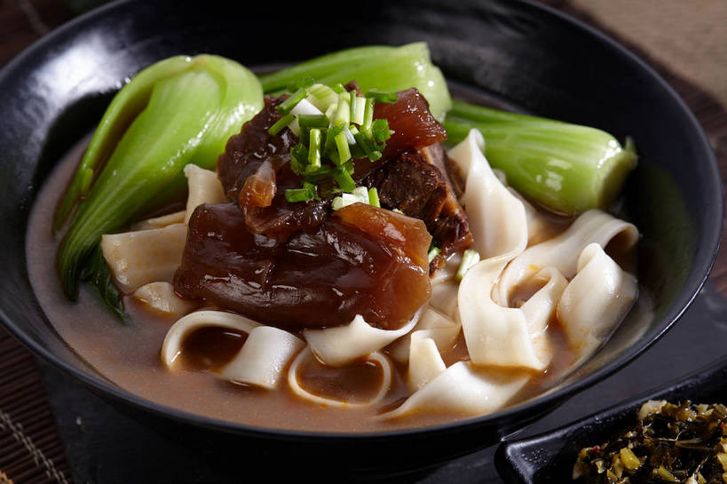 面食,面条,无人,横图,俯视,室内,特写,白天,烹饪,中餐,餐桌,桌子,蔬菜,叶子,新鲜,陶瓷,葱,青菜,青葱,面,肉,牛肉,料理,食品,绿叶,陶瓷制品,拉面,菜肴,美食,肉类,食物,一个,绿色,黑色,容器,碗,中式,嫩叶,佳肴,牛肉面,有机食品,绿色食品,单个,餐台,中华料理,储藏,储存,小白菜,肉食,不结球白菜,牛筋,叶,叶片,彩图,高角度拍摄,贮存,牛肉拉面,筋,扯面,甩面,拽面,shjb1