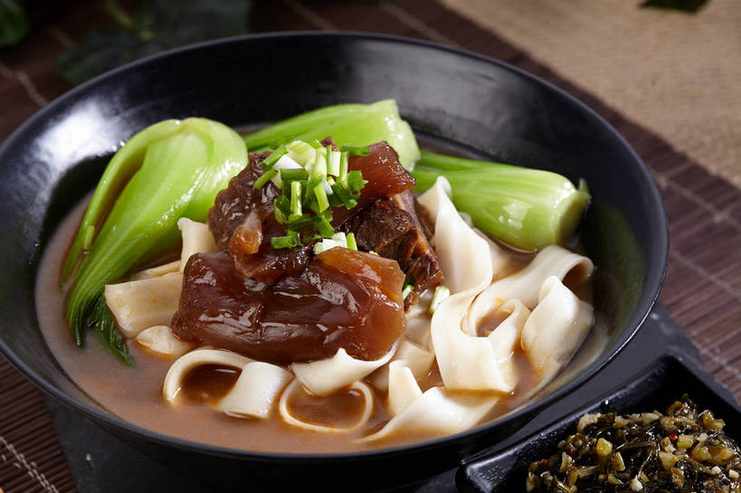 面食,面条,无人,横图,俯视,室内,特写,白天,烹饪,中餐,餐桌,桌子,蔬菜,餐具,叶子,新鲜,碟子,盘,陶瓷,葱,青菜,青葱,面,肉,牛肉,料理,食品,绿叶,陶瓷制品,酱菜,拉面,菜肴,美食,肉类,食物,腌制,两个,绿色,黑色,盘子,容器,碟,碗,中式,嫩叶,佳肴,牛肉面,有机食品,绿色食品,餐台,中华料理,储藏,储存,小白菜,肉食,腌渍,不结球白菜,牛筋,叶,叶片,彩图,高角度拍摄,贮存,牛肉拉面,筋,扯面,甩面,拽面,shjb1