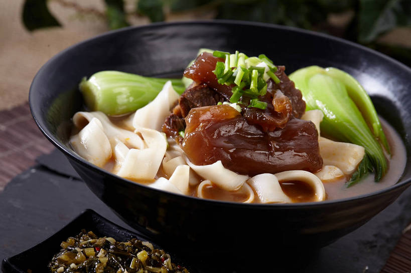 面食,面条,无人,横图,俯视,室内,特写,白天,烹饪,中餐,餐桌,桌子,蔬菜,餐具,叶子,新鲜,碟子,盘,陶瓷,葱,青菜,青葱,面,肉,牛肉,料理,食品,绿叶,陶瓷制品,酱菜,拉面,菜肴,美食,肉类,食物,腌制,两个,绿色,黑色,盘子,容器,碟,碗,中式,嫩叶,佳肴,牛肉面,有机食品,绿色食品,餐台,中华料理,储藏,储存,小白菜,肉食,腌渍,不结球白菜,牛筋,叶,叶片,彩图,高角度拍摄,贮存,牛肉拉面,筋,扯面,甩面,拽面,shjb1