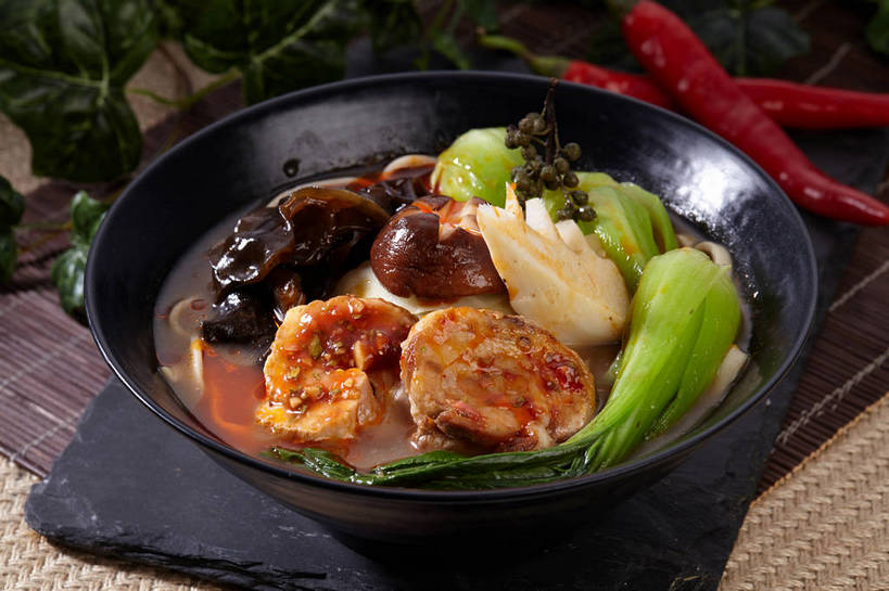 无人,横图,俯视,室内,特写,白天,烹饪,中餐,餐桌,桌子,辣椒,蔬菜,叶子,切开,新鲜,陶瓷,菌菇,青菜,青椒,香菇,竹笋,调味,肉,香料,佐料,料理,食品,绿叶,陶瓷制品,菌类,木耳,笋,菜肴,美食,肉类,食物,一个,绿色,黑色,容器,碗,切,中式,嫩叶,食用菌,佳肴,有机食品,绿色食品,单个,餐台,中华料理,储藏,黑木耳,花椒,山椒,配料,真菌,储存,小白菜,剖面,肉食,切面,辣角,红海椒,大椒,辣虎,广椒,作料,不结球白菜,椎茸,光木耳,大花椒,狗椒,红花椒,青花椒,蜀椒,香椒,叶,叶片,辣子,红辣椒,红椒,海椒,番椒,彩图,高角度拍摄,平庄菇,香菌,香蕈,贮存,shjb1,白总管,藤椒,万花针,竹叶花椒,竹叶总管