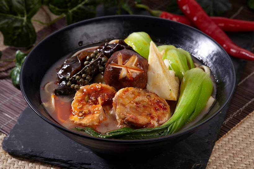 无人,横图,俯视,室内,特写,白天,烹饪,中餐,餐桌,桌子,辣椒,蔬菜,叶子,切开,新鲜,陶瓷,菌菇,青菜,青椒,香菇,竹笋,调味,肉,香料,佐料,料理,食品,绿叶,陶瓷制品,菌类,木耳,笋,菜肴,美食,肉类,食物,一个,绿色,黑色,容器,碗,切,中式,嫩叶,食用菌,佳肴,有机食品,绿色食品,单个,餐台,中华料理,储藏,黑木耳,花椒,山椒,配料,真菌,储存,小白菜,剖面,肉食,切面,辣角,红海椒,大椒,辣虎,广椒,作料,不结球白菜,椎茸,光木耳,大花椒,狗椒,红花椒,青花椒,蜀椒,香椒,叶,叶片,辣子,红辣椒,红椒,海椒,番椒,彩图,高角度拍摄,平庄菇,香菌,香蕈,贮存,shjb1,白总管,藤椒,万花针,竹叶花椒,竹叶总管