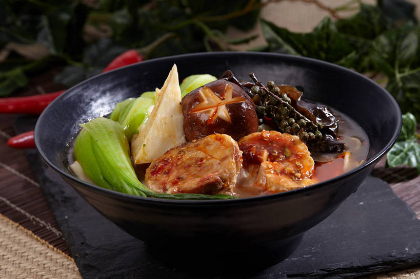 无人,横图,俯视,室内,特写,白天,烹饪,中餐,餐桌,桌子,辣椒,蔬菜,叶子,切开,新鲜,陶瓷,菌菇,青菜,青椒,香菇,竹笋,调味,肉,香料,佐料,料理,食品,绿叶,陶瓷制品,菌类,木耳,笋,菜肴,美食,肉类,食物,一个,绿色,黑色,容器,碗,切,中式,嫩叶,食用菌,佳肴,有机食品,绿色食品,单个,餐台,中华料理,储藏,黑木耳,花椒,山椒,配料,真菌,储存,小白菜,剖面,肉食,切面,辣角,红海椒,大椒,辣虎,广椒,作料,不结球白菜,椎茸,光木耳,大花椒,狗椒,红花椒,青花椒,蜀椒,香椒,叶,叶片,辣子,红辣椒,红椒,海椒,番椒,彩图,高角度拍摄,平庄菇,香菌,香蕈,贮存,shjb1,白总管,藤椒,万花针,竹叶花椒,竹叶总管