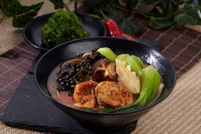 无人,横图,俯视,室内,特写,白天,烹饪,中餐,餐桌,桌子,辣椒,蔬菜,叶子,切开,新鲜,陶瓷,菌菇,青菜,青椒,香菜,香菇,竹笋,调味,肉,香料,佐料,料理,食品,绿叶,陶瓷制品,菌类,木耳,笋,菜肴,美食,肉类,食物,两个,绿色,黑色,容器,碗,切,中式,嫩叶,食用菌,佳肴,有机食品,绿色食品,餐台,中华料理,储藏,黑木耳,花椒,山椒,配料,真菌,储存,小白菜,剖面,肉食,切面,辣角,红海椒,大椒,辣虎,广椒,胡菜,香荽,原荽,园荽,芫荽,作料,胡荽,莞荽,芫茜,芫蓿,莚葛草,莚荽菜,不结球白菜,椎茸,光木耳,大花椒,狗椒,红花椒,青花椒,蜀椒,香椒,叶,叶片,辣子,红辣椒,红椒,海椒,番椒,彩图,高角度拍摄,平庄菇,香菌,香蕈,贮存,shjb1,白总管,藤椒,万花针,竹叶花椒,竹叶总管