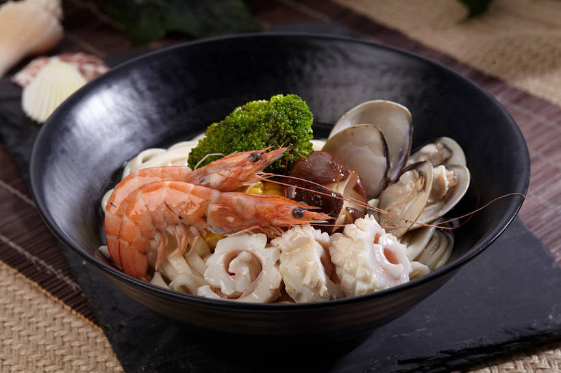 海鲜,面食,面条,无人,横图,俯视,室内,特写,白天,烹饪,餐桌,桌子,鱿鱼,蔬菜,贝壳,叶子,切开,新鲜,陶瓷,菌菇,西兰花,香菇,面,虾,料理,食品,绿叶,陶瓷制品,牡蛎,海鲜面,菌类,水产,菜肴,美食,海洋生物,食物,两个,一个,容器,碗,切,橙色,嫩叶,食用菌,佳肴,有机食品,绿色食品,对虾,单个,餐台,储藏,生蚝,真菌,储存,水生动物,汤面,海产品,水生物,剖面,海底动物,切面,椎茸,甘蓝花,叶,叶片,贝类外壳,海螺壳,软体动物外壳,柔鱼,枪乌贼,彩图,高角度拍摄,平庄菇,香菌,香蕈,绿菜花,绿花菜,青花菜,蔬菜皇冠,贮存,shjb1