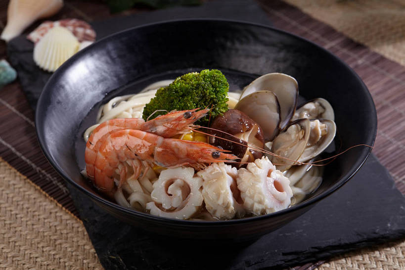 海鲜,面食,面条,无人,横图,俯视,室内,特写,白天,烹饪,餐桌,桌子,鱿鱼,蔬菜,贝壳,叶子,切开,新鲜,陶瓷,菌菇,西兰花,香菇,面,虾,料理,食品,绿叶,陶瓷制品,牡蛎,海鲜面,菌类,水产,菜肴,美食,海洋生物,食物,两个,一个,容器,碗,切,橙色,嫩叶,食用菌,佳肴,有机食品,绿色食品,对虾,单个,餐台,储藏,生蚝,真菌,储存,水生动物,汤面,海产品,水生物,剖面,海底动物,切面,椎茸,甘蓝花,叶,叶片,贝类外壳,海螺壳,软体动物外壳,柔鱼,枪乌贼,彩图,高角度拍摄,平庄菇,香菌,香蕈,绿菜花,绿花菜,青花菜,蔬菜皇冠,贮存,shjb1