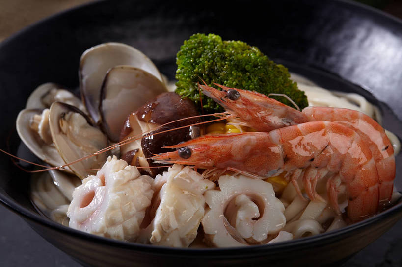 海鲜,面食,面条,无人,横图,俯视,室内,特写,白天,烹饪,餐桌,桌子,鱿鱼,蔬菜,叶子,切开,新鲜,陶瓷,菌菇,西兰花,香菇,面,虾,料理,食品,绿叶,陶瓷制品,牡蛎,海鲜面,菌类,水产,菜肴,美食,海洋生物,食物,两个,一个,容器,碗,切,橙色,嫩叶,食用菌,佳肴,有机食品,绿色食品,对虾,单个,餐台,储藏,生蚝,真菌,储存,水生动物,汤面,海产品,水生物,剖面,海底动物,切面,椎茸,甘蓝花,叶,叶片,柔鱼,枪乌贼,彩图,高角度拍摄,平庄菇,香菌,香蕈,绿菜花,绿花菜,青花菜,蔬菜皇冠,贮存,shjb1