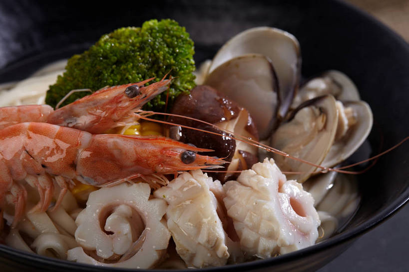 海鲜,面食,面条,无人,横图,俯视,室内,特写,白天,烹饪,餐桌,桌子,鱿鱼,蔬菜,叶子,切开,新鲜,陶瓷,菌菇,西兰花,香菇,面,虾,料理,食品,绿叶,陶瓷制品,牡蛎,海鲜面,菌类,水产,菜肴,美食,海洋生物,食物,两个,一个,容器,碗,切,橙色,嫩叶,食用菌,佳肴,有机食品,绿色食品,对虾,单个,餐台,储藏,生蚝,真菌,储存,水生动物,汤面,海产品,水生物,剖面,海底动物,切面,椎茸,甘蓝花,叶,叶片,柔鱼,枪乌贼,彩图,高角度拍摄,平庄菇,香菌,香蕈,绿菜花,绿花菜,青花菜,蔬菜皇冠,贮存,shjb1