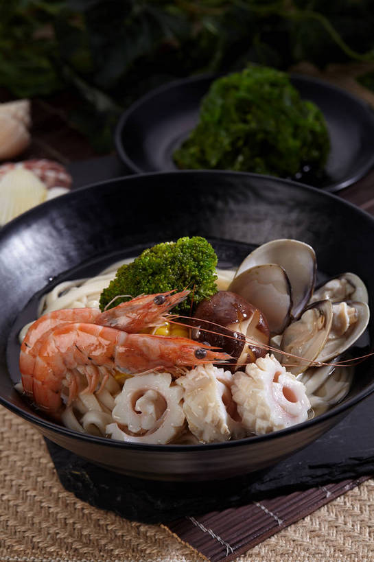 海鲜,面食,面条,无人,竖图,俯视,室内,特写,白天,烹饪,餐桌,桌子,鱿鱼,蔬菜,贝壳,叶子,切开,新鲜,陶瓷,菌菇,西兰花,香菇,面,虾,料理,食品,绿叶,陶瓷制品,牡蛎,海鲜面,菌类,水产,菜肴,美食,海洋生物,食物,两个,一个,容器,碗,切,橙色,嫩叶,食用菌,佳肴,有机食品,绿色食品,对虾,单个,餐台,储藏,生蚝,真菌,储存,水生动物,汤面,海产品,水生物,剖面,海底动物,切面,椎茸,甘蓝花,叶,叶片,贝类外壳,海螺壳,软体动物外壳,柔鱼,枪乌贼,彩图,高角度拍摄,平庄菇,香菌,香蕈,绿菜花,绿花菜,青花菜,蔬菜皇冠,贮存,shjb1