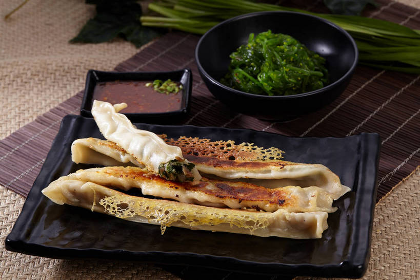 无人,横图,俯视,室内,特写,白天,烹饪,中餐,餐桌,桌子,蔬菜,餐具,叶子,一堆,许多,切开,堆叠,堆积,新鲜,碟子,粉末,盘,陶瓷,韭菜,调料,酱料,酱汁,面粉,油炸,油炸食品,佐料,料理,食品,锅贴,煎饺,面点,绿叶,陶瓷制品,调味品,很多,粮食,调味料,海菜,酱,冷盘,菜肴,美食,食物,三个,绿色,盘子,容器,碟,碗,切,中式,嫩叶,粉,冷菜,凉菜,佳肴,有机食品,绿色食品,餐台,中华料理,储藏,堆,农产品,储存,剖面,起阳草,原材料,切面,韭,山韭,长生韭,粉状,叶,叶片,彩图,高角度拍摄,贮存,shjb1,海菜花