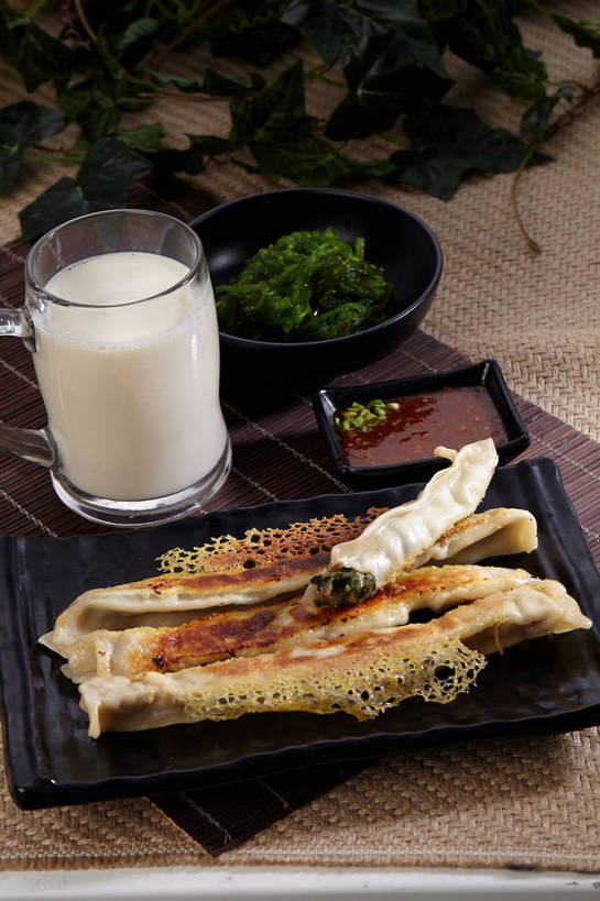 无人,竖图,俯视,室内,特写,白天,烹饪,中餐,餐桌,桌子,蔬菜,杯子,餐具,叶子,一堆,许多,切开,堆叠,堆积,新鲜,碟子,粉末,盘,陶瓷,葱,韭菜,青葱,调料,酱料,酱汁,面粉,油炸,油炸食品,佐料,料理,食品,锅贴,煎饺,面点,绿叶,陶瓷制品,饮品,调味品,很多,一杯,粮食,调味料,海菜,酱,冷盘,菜肴,美食,玻璃制品,食物,饮料,绿色,白色,盘子,容器,水杯,碟,碗,切,四个,中式,嫩叶,粉,冷菜,凉菜,佳肴,有机食品,绿色食品,餐台,中华料理,储藏,堆,农产品,储存,可口,剖面,起阳草,原材料,切面,韭,山韭,长生韭,粉状,适口,叶,叶片,玻璃杯,彩图,高角度拍摄,贮存,shjb1,海菜花