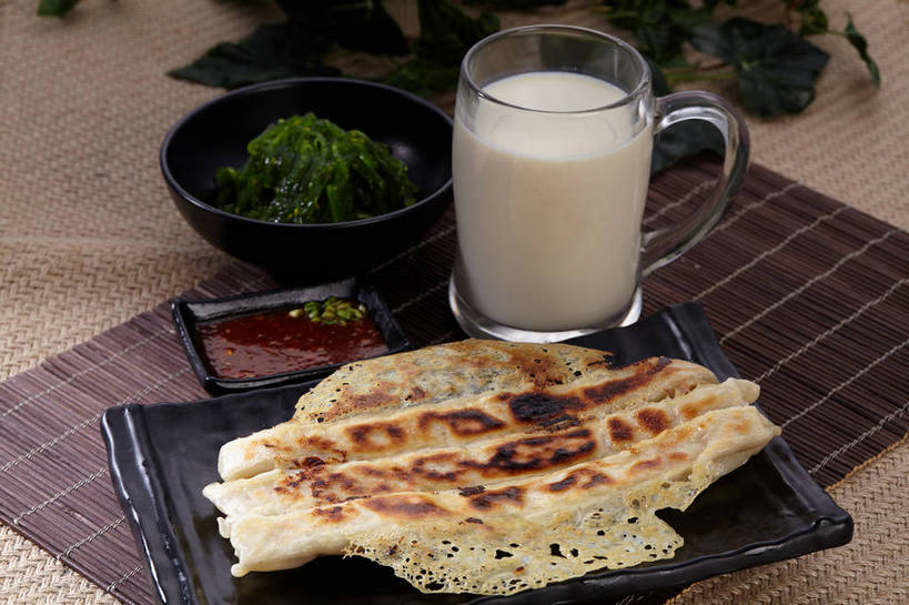 无人,横图,俯视,室内,特写,白天,烹饪,中餐,餐桌,桌子,蔬菜,杯子,餐具,叶子,一堆,许多,切开,堆叠,堆积,新鲜,碟子,粉末,盘,陶瓷,葱,青葱,调料,酱料,酱汁,面粉,油炸,油炸食品,佐料,料理,食品,锅贴,煎饺,面点,绿叶,陶瓷制品,饮品,调味品,很多,一杯,粮食,调味料,海菜,酱,冷盘,菜肴,美食,玻璃制品,食物,饮料,绿色,白色,盘子,容器,水杯,碟,碗,切,四个,中式,嫩叶,粉,冷菜,凉菜,佳肴,有机食品,绿色食品,餐台,中华料理,储藏,堆,农产品,储存,可口,剖面,原材料,切面,粉状,适口,叶,叶片,玻璃杯,彩图,高角度拍摄,贮存,shjb1,海菜花