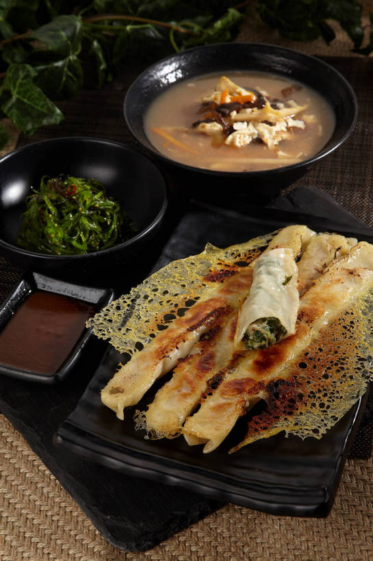 无人,竖图,俯视,室内,特写,白天,烹饪,中餐,餐桌,桌子,蔬菜,餐具,叶子,一堆,许多,切开,堆叠,堆积,新鲜,碟子,粉末,盘,陶瓷,韭菜,香菜,腌菜,调料,酱料,酱汁,面粉,浓汤,汤,油炸,油炸食品,佐料,料理,食品,锅贴,煎饺,面点,绿叶,陶瓷制品,调味品,很多,粮食,调味料,海菜,羹,酱,冷盘,菜肴,美食,食物,腌制,绿色,盘子,容器,碟,碗,切,四个,中式,嫩叶,粉,冷菜,凉菜,佳肴,有机食品,绿色食品,餐台,中华料理,储藏,堆,农产品,储存,榨菜,剖面,起阳草,腌渍,原材料,切面,胡菜,香荽,原荽,园荽,芫荽,韭,山韭,长生韭,粉状,胡荽,莞荽,芫茜,芫蓿,莚葛草,莚荽菜,叶,叶片,彩图,高角度拍摄,清脆,爽口,贮存,shjb1,胡辣汤,糊辣汤,辣糊汤,海菜花