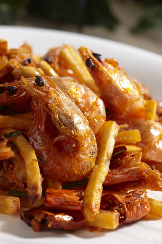 海鲜,无人,竖图,俯视,室内,特写,白天,烹饪,中餐,餐桌,桌子,辣椒,蔬菜,餐具,新鲜,碟子,盘,葱,青葱,虾,料理,食品,水产,菜肴,美食,海洋生物,食物,一个,红色,白色,盘子,碟,中式,佳肴,有机食品,绿色食品,单个,餐台,中华料理,水生动物,海产品,水生物,海底动物,辣角,红海椒,大椒,辣虎,广椒,本帮菜,沪菜,上海菜,辣子,红辣椒,海椒,番椒,彩图,高角度拍摄,shjb1,油爆虾