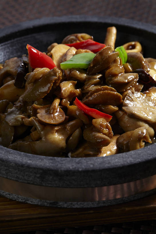 无人,竖图,俯视,室内,特写,白天,烹饪,中餐,餐桌,桌子,辣椒,蔬菜,阴影,新鲜,反射,影子,陶瓷,菌菇,调料,酱料,酱汁,佐料,料理,食品,陶瓷制品,调味品,调味料,菌类,酱,菜肴,美食,食物,一个,红色,绿色,容器,碗,中式,食用菌,佳肴,有机食品,绿色食品,单个,餐台,中华料理,储藏,真菌,储存,辣角,红海椒,大椒,辣虎,广椒,辣子,红辣椒,海椒,番椒,彩图,高角度拍摄,贮存,shjb1,菌菇煲