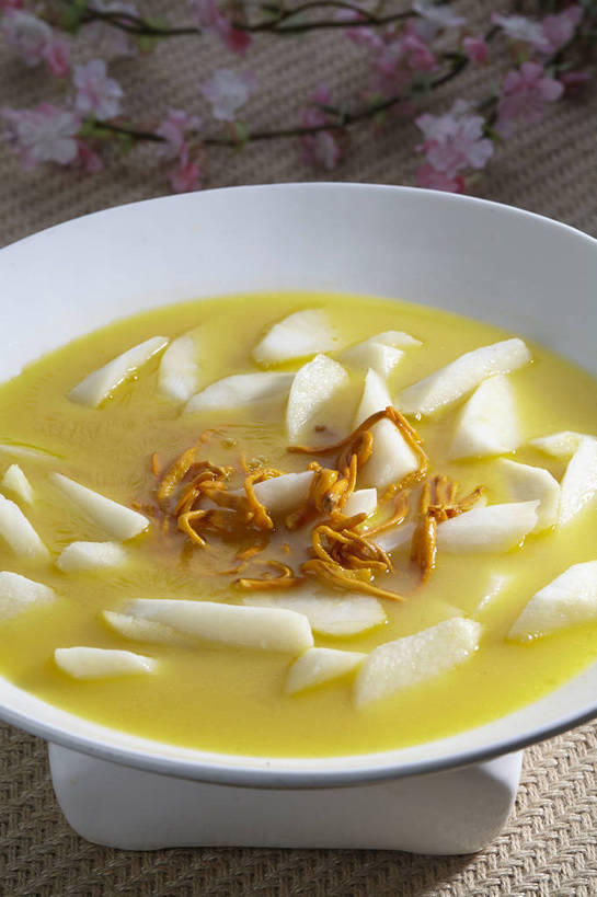 无人,竖图,俯视,室内,特写,白天,烹饪,中餐,植物,餐桌,桌子,蔬菜,新鲜,盛开,陶瓷,山药,汤,料理,食品,草药,药草,枝条,陶瓷制品,花蕾,羹,菜肴,美食,中药,花,花瓣,花朵,鲜花,树枝,食物,一个,粉色,黄色,白色,容器,碗,花苞,花蕊,橙色,中式,佳肴,有机食品,绿色食品,单个,餐台,中华料理,储藏,储存,药材,中草药,中药材,本草,薯蓣,怀山药,淮山药,玉延,山薯,虬枝,枝杈,虫草,彩图,高角度拍摄,贮存,山药汤,虫草菌,虫草花,shjb1