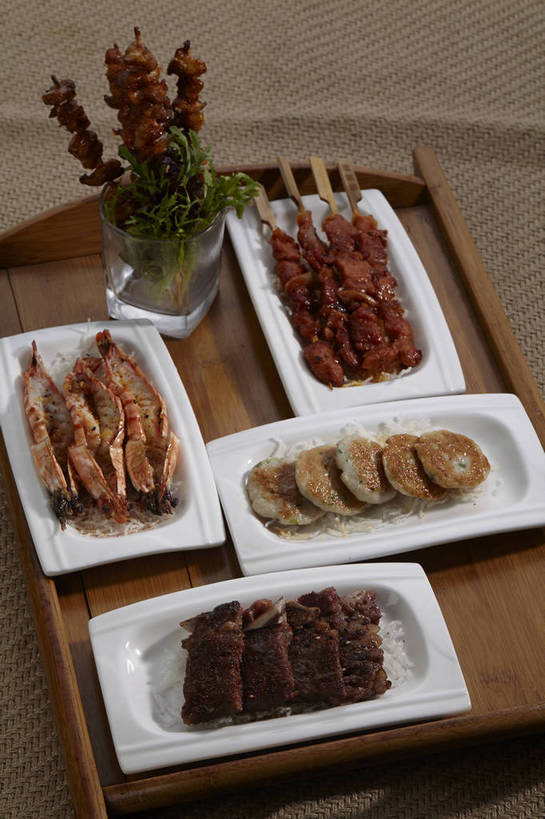 海鲜,骨骼,无人,竖图,俯视,室内,特写,白天,烹饪,烧烤,餐桌,桌子,蔬菜,杯子,贝壳,餐具,叶子,五个,一排,许多,新鲜,整齐,碟子,盘,豆芽,鸡肉,肉,虾,料理,食品,绿叶,蓬蒿,骨头,水产,饼,菜肴,美食,肉类,竹签,海洋生物,玻璃制品,食物,排列,绿色,盘子,水杯,碟,嫩叶,佳肴,有机食品,绿色食品,餐台,虾肉,骨架,队列,水生动物,海产品,豆芽菜,水生物,肉食,海底动物,骨肉相连,茼蒿,取食签,芽苗菜,软骨,春菊,茼蒿菜,叶,叶片,贝类外壳,海螺壳,软体动物外壳,玻璃杯,彩图,高角度拍摄,shjb1