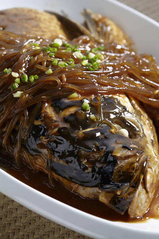 面食,面条,无人,竖图,俯视,室内,特写,白天,烹饪,中餐,餐桌,桌子,蔬菜,餐具,新鲜,碟子,盘,葱,青葱,面,肉,鱼肉,料理,食品,鱼头,粉丝,菜肴,美食,肉类,食物,一个,绿色,白色,盘子,碟,中式,佳肴,有机食品,绿色食品,单个,餐台,中华料理,肉食,冬粉,彩图,高角度拍摄,shjb1,粉丝鱼头煲