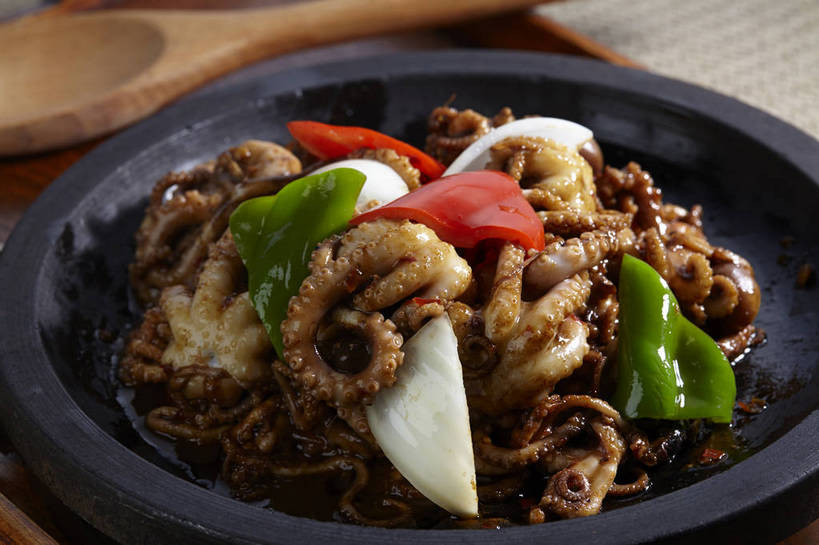 海鲜,无人,横图,俯视,室内,特写,白天,烹饪,中餐,餐桌,桌子,章鱼,辣椒,蔬菜,洋葱,餐具,一堆,许多,堆叠,堆积,新鲜,碟子,盘,勺子,料理,食品,很多,水产,菜肴,美食,海洋生物,食物,两个,红色,绿色,白色,黑色,盘子,调羹,碟,汤匙,中式,佳肴,绿色食品,餐台,中华料理,堆,石吸,死牛,望潮,坐蛸,玉葱,水生动物,海产品,水生物,海底动物,有机食物,辣角,红海椒,大椒,辣虎,广椒,荷兰葱,石居,八爪鱼,圆葱,洋葱头,球葱,辣子,红辣椒,海椒,番椒,葱头,彩图,高角度拍摄,shjb1