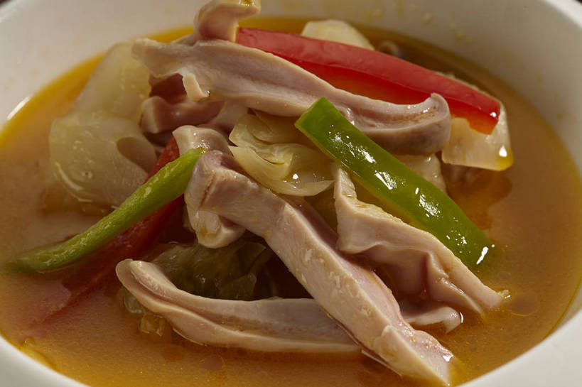 内脏,无人,横图,俯视,室内,特写,白天,烹饪,中餐,辣椒,蔬菜,一堆,许多,堆叠,堆积,新鲜,陶瓷,肉,汤,料理,食品,陶瓷制品,很多,猪肉,猪肚,菜肴,美食,肉类,食物,一个,白色,容器,碗,中式,佳肴,有机食品,绿色食品,单个,中华料理,储藏,堆,储存,肉食,辣角,红海椒,大椒,辣虎,广椒,豚肉,肚子,辣子,红辣椒,海椒,番椒,彩图,高角度拍摄,贮存,shjb1