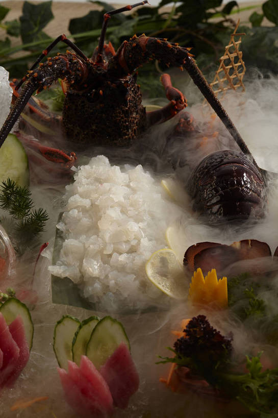 海鲜,龙虾,拼盘,三文鱼,无人,竖图,俯视,室内,特写,白天,烹饪,鲑鱼,柠檬,樱桃,萝卜,胡萝卜,黄瓜,蔬菜,水果,叶子,一堆,许多,切开,堆叠,堆积,新鲜,围绕,鱼,液体,冰,烟雾,生食,虾,日本料理,冰块,料理,食品,果实,绿叶,蓬蒿,很多,蔬果,冷冻,水产,冷盘,菜肴,美食,鱼类,海洋生物,食物,日式料理,切,日式,嫩叶,烟,寒冷,冷菜,凉菜,佳肴,有机食品,绿色食品,缭绕,冷藏,堆,冰冷,水生动物,海产品,黄萝卜,番萝卜,水生物,剖面,旋绕,海底动物,切面,茼蒿,鲑,春菊,茼蒿菜,保鲜,萦绕,回绕,无色,无味,叶,叶片,樱珠,莺桃,英桃,益母果,楔桃,牛桃,柠果,荆桃,青瓜,胡瓜,红萝卜,甘荀,彩图,高角度拍摄,不可燃,惰性,无腐蚀性,液氮,丁香萝卜,胡芦菔金,金笋,氮气,低温,shjb1,刺身拼盘