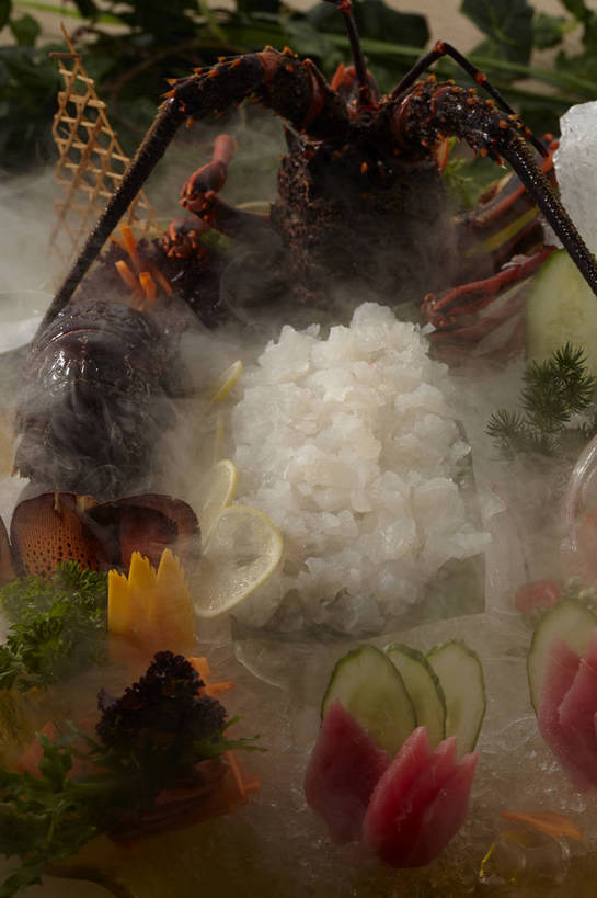 海鲜,龙虾,拼盘,三文鱼,无人,竖图,俯视,室内,特写,白天,烹饪,鲑鱼,柠檬,樱桃,萝卜,胡萝卜,黄瓜,蔬菜,水果,叶子,一堆,许多,切开,堆叠,堆积,新鲜,围绕,鱼,液体,冰,烟雾,生食,虾,日本料理,冰块,料理,食品,果实,绿叶,蓬蒿,很多,蔬果,冷冻,水产,冷盘,菜肴,美食,鱼类,海洋生物,食物,日式料理,切,日式,嫩叶,烟,寒冷,冷菜,凉菜,佳肴,有机食品,绿色食品,缭绕,冷藏,堆,冰冷,水生动物,海产品,黄萝卜,番萝卜,水生物,剖面,旋绕,海底动物,切面,茼蒿,鲑,春菊,茼蒿菜,保鲜,萦绕,回绕,无色,无味,叶,叶片,樱珠,莺桃,英桃,益母果,楔桃,牛桃,柠果,荆桃,青瓜,胡瓜,红萝卜,甘荀,彩图,高角度拍摄,不可燃,惰性,无腐蚀性,液氮,丁香萝卜,胡芦菔金,金笋,氮气,低温,shjb1,刺身拼盘